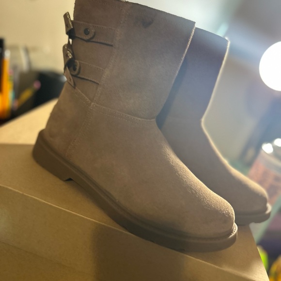 Girls Uggs Size 4 - Picture 1 of 4